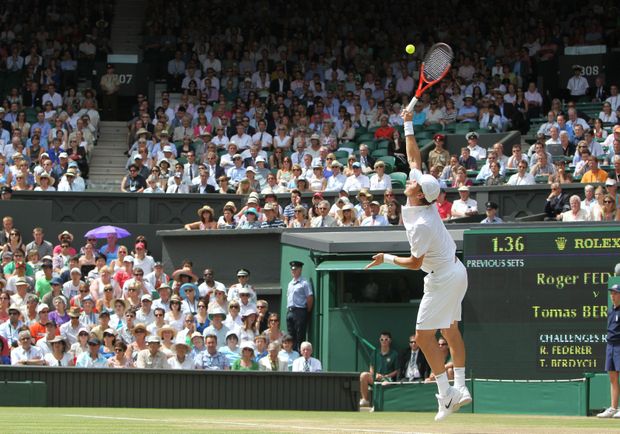 Tomáš Berdych podává proti Rogeru Federerovi Tomáš Berdych podává proti Rogeru Federerovi