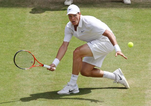 Tomáš Berdych odvrací útok Rogera Federera ve čtvrtfinále Wimbledonu Tomáš Berdych odvrací útok Rogera Federera ve čtvrtfinále Wimbledonu