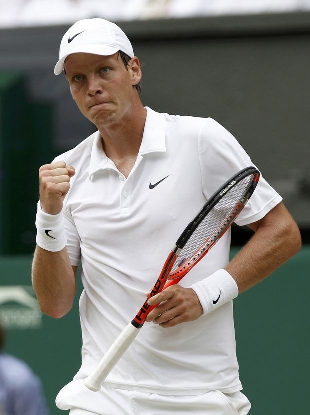 Tomáš Berdych se raduje z bodu ve čtvrtfinále Wimbledonu proti Rogeru Federerovi Tomáš Berdych se raduje z bodu ve čtvrtfinále Wimbledonu proti Rogeru Federerovi