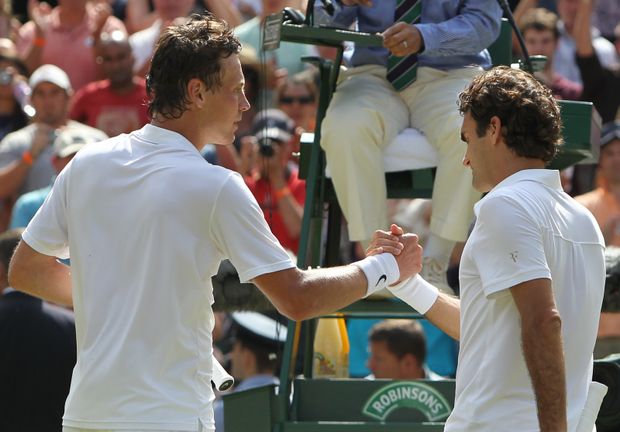 Tomáš Berdych (vlevo) přijímá gratulace od poraženého Rogera Federera Tomáš Berdych (vlevo) přijímá gratulace od poraženého Rogera Federera