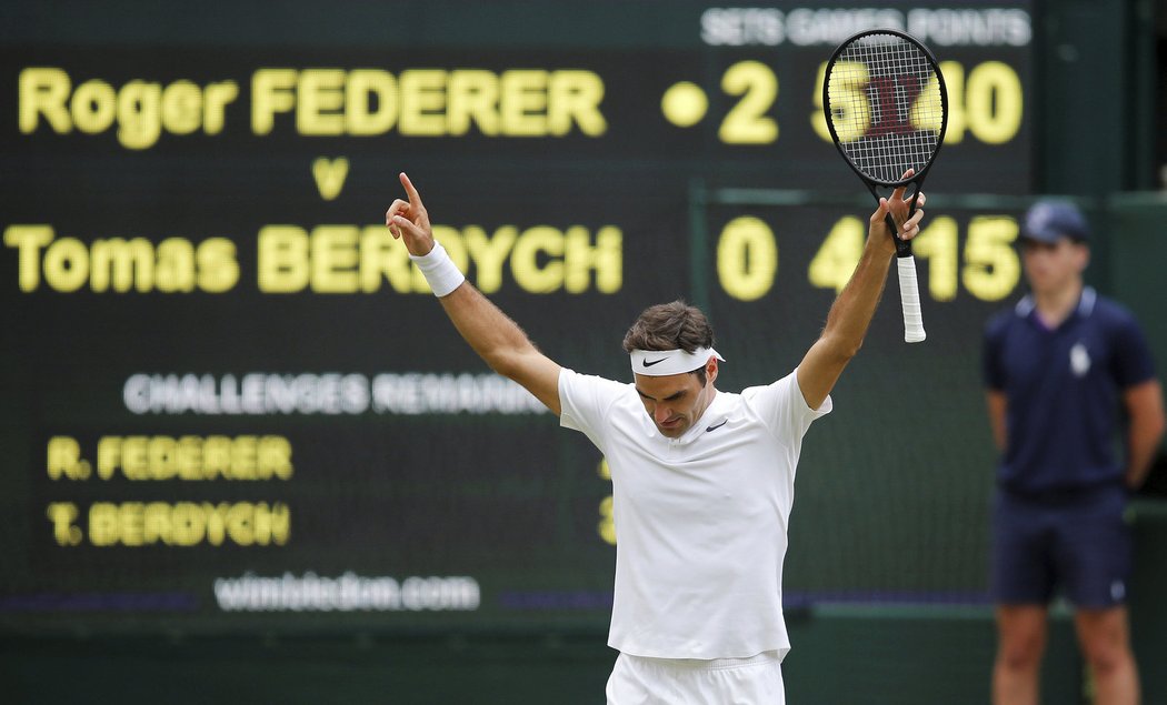 Dobojováno jest. Roger Federer vyhrál i třetí set a postoupil do finále Wimbledonu