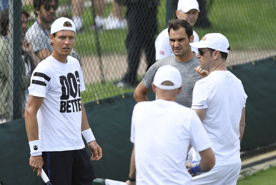 Tomáš Berdych a Roger Federer diskutují během Wimbledonu