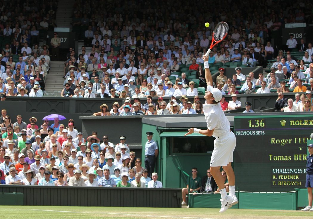 Tomáš Berdych podává proti Rogeru Federerovi