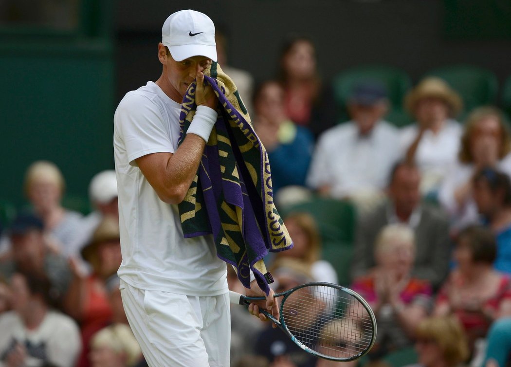 Český tenista Tomáš Berdych po vyřazení od Lotyše Gulbise v prvním kole Wimbledonu