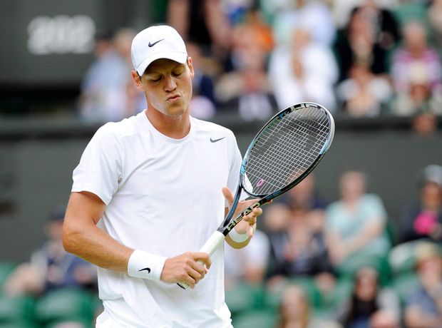 Tomáš Berdych v utkání prvního kola Wimbledonu proti Lotyši Gulbisovi Tomáš Berdych v utkání prvního kola Wimbledonu proti Lotyši Gulbisovi