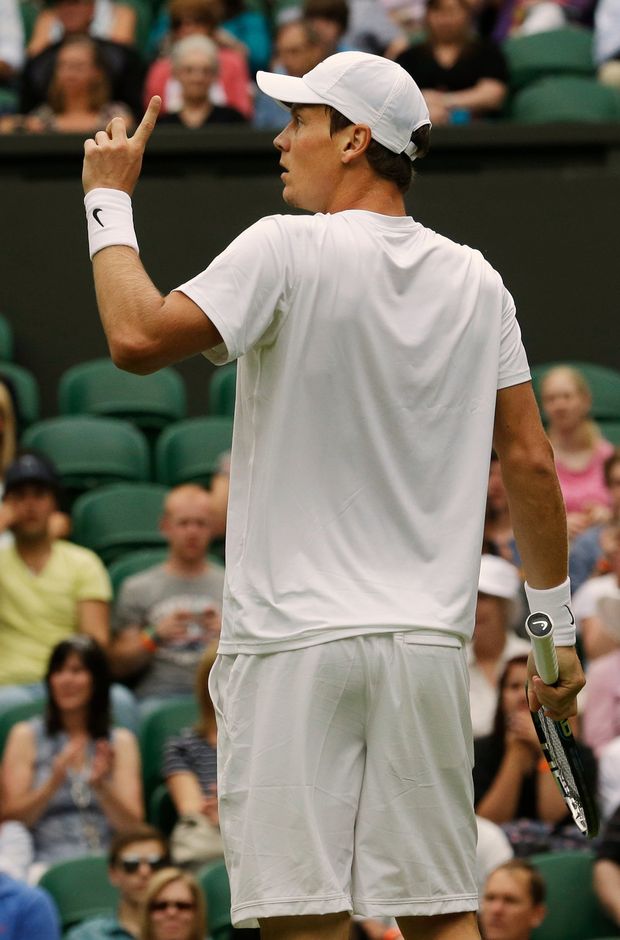 Takhle ne, říká si Berdych, kterému se v utkání prvního kola Wimbledonu nedařilo Takhle ne, říká si Berdych, kterému se v utkání prvního kola Wimbledonu nedařilo