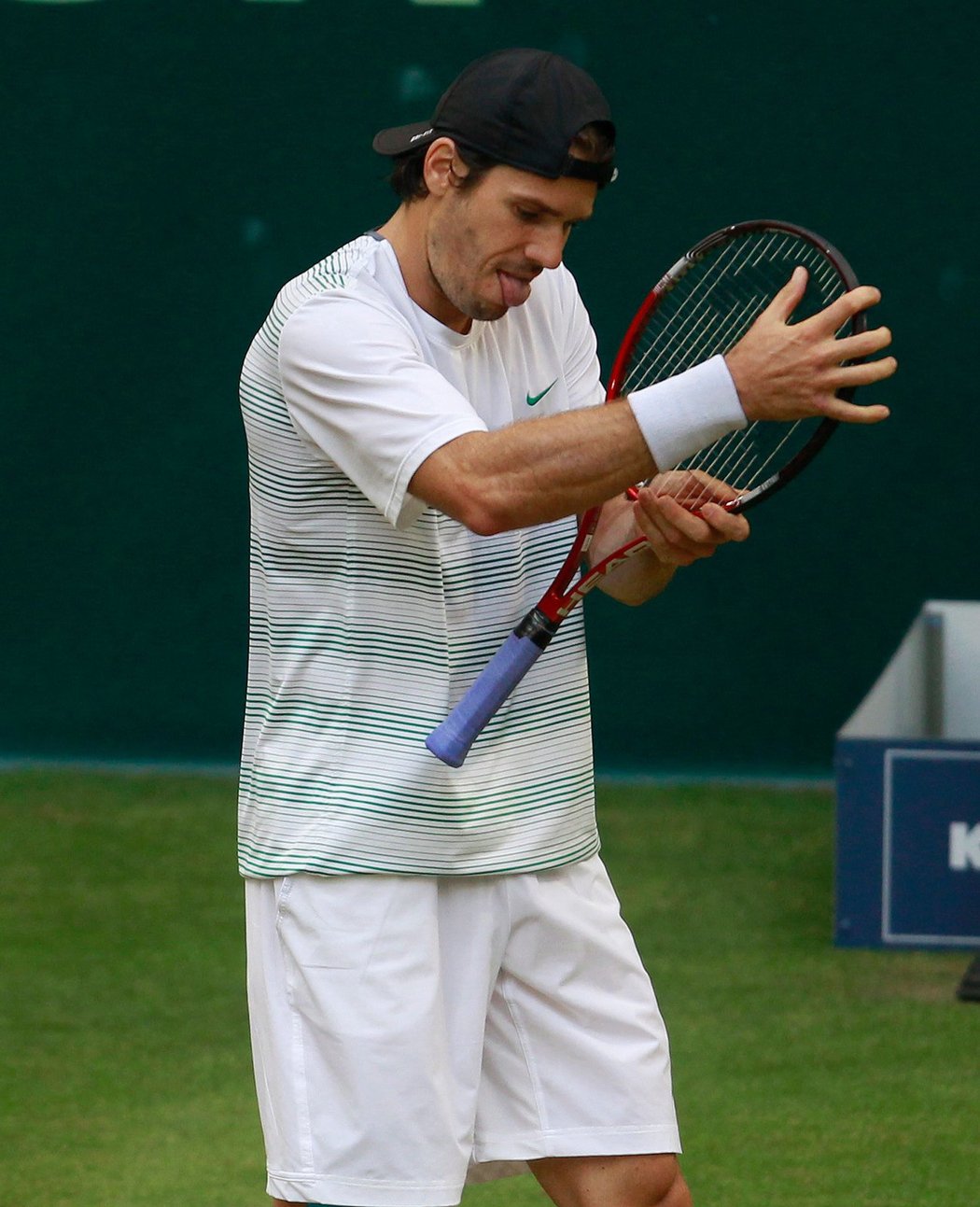 Ernest Gulbis v zápase proti Tomáši Berdychovi na Wimbledonu