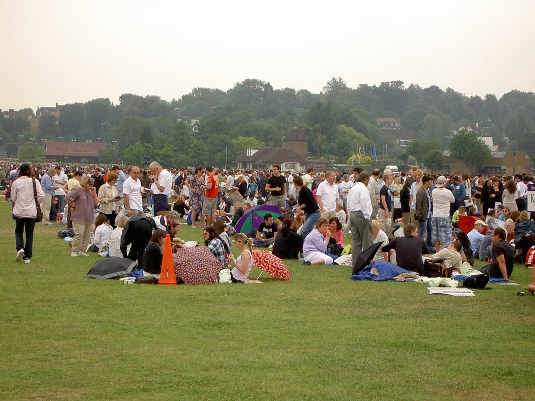 Nocování fanoušků, kteří čeakjí na lístky na Wimbledon