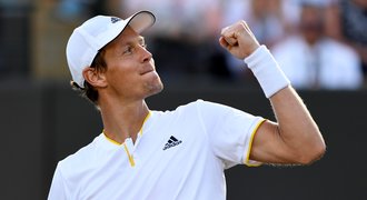 Skvělý Berdych zdolal Thiema, Nadal vypadl v pětihodinové bitvě