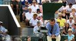 Český tenista Tomáš Berdych v debatě s hlavním sudím při zápase s Dominicem Thiemem ve 4. kole Wimbledonu
