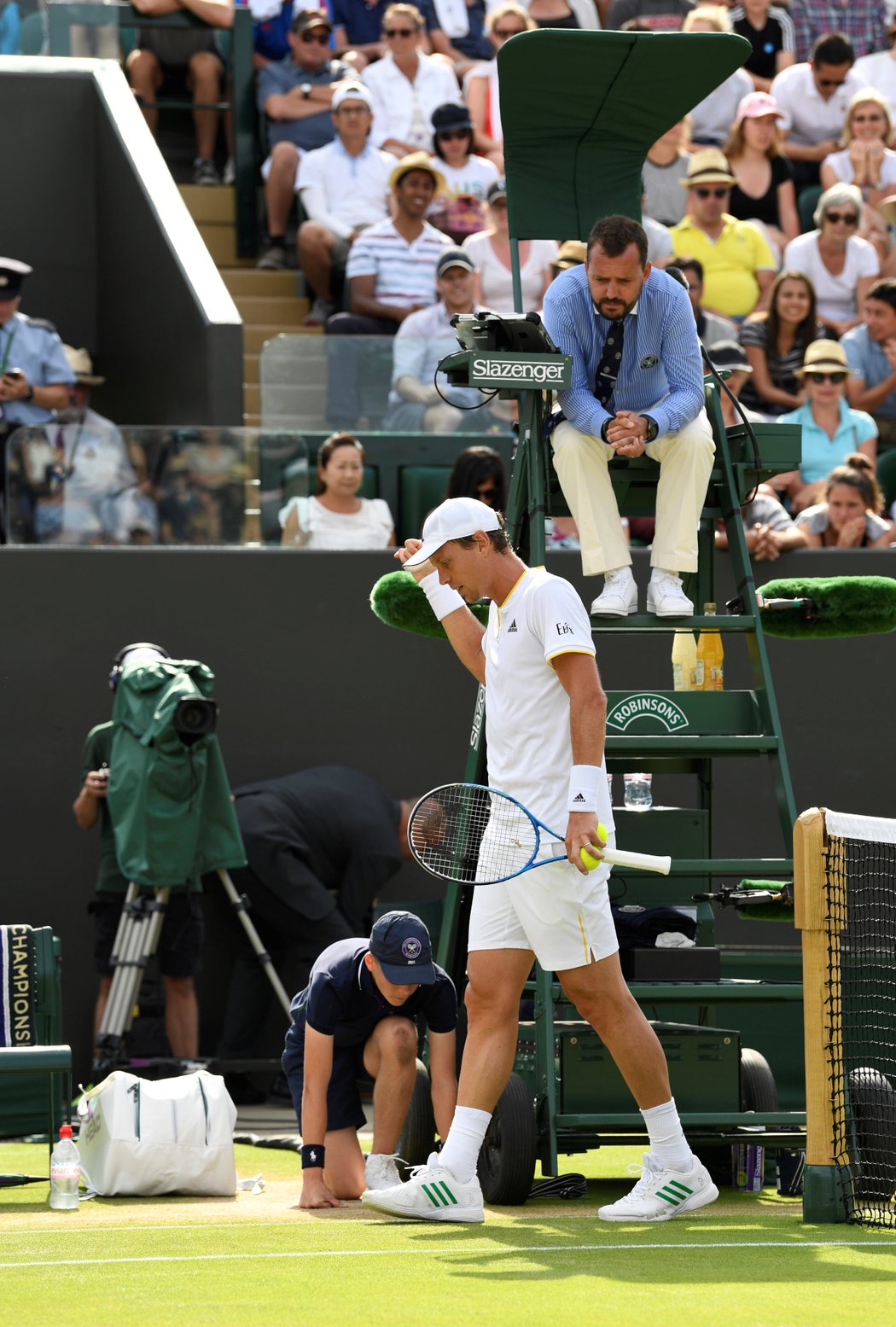 Český tenista Tomáš Berdych v debatě s hlavním sudím při zápase s Dominicem Thiemem ve 4. kole Wimbledonu