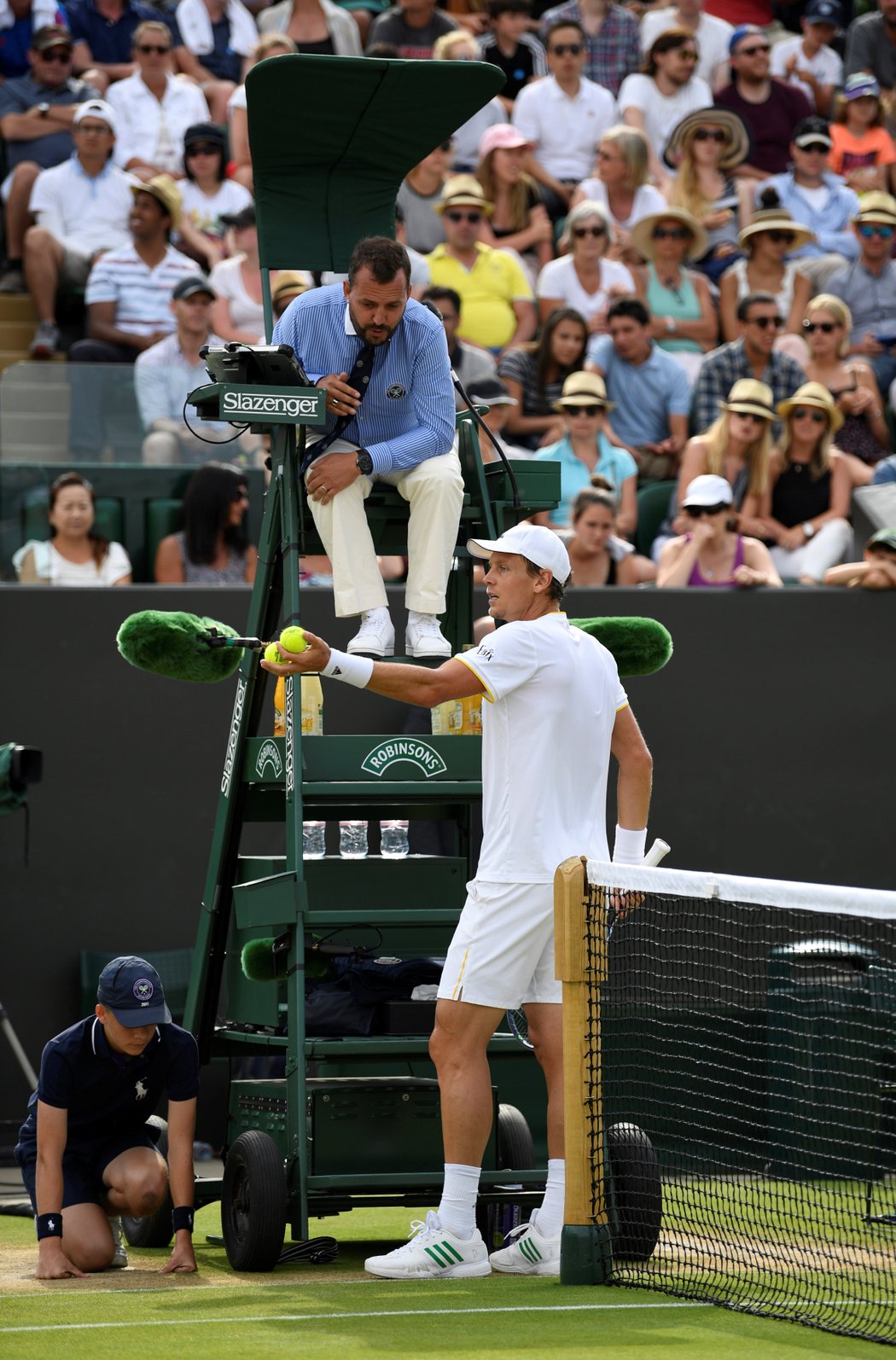 Český tenista Tomáš Berdych v debatě s hlavním sudím při zápase s Dominicem Thiemem ve 4. kole Wimbledonu