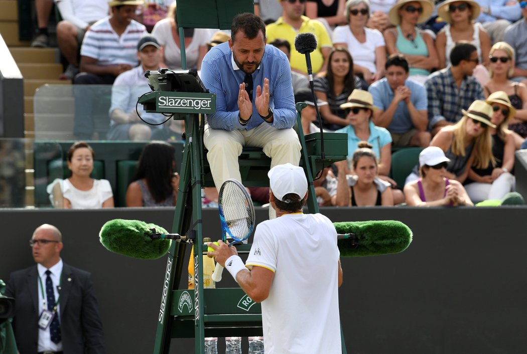 Český tenista Tomáš Berdych v debatě s hlavním sudím při zápase s Dominicem Thiemem ve 4. kole Wimbledonu