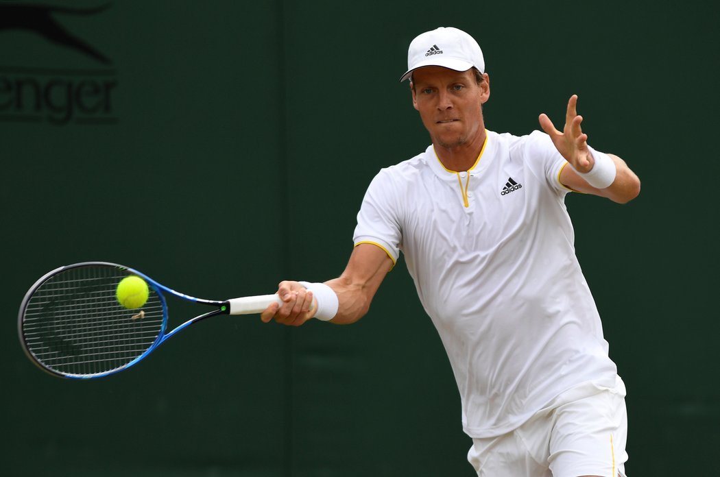 Český tenista Tomáš Berdych v utkání osmifinále Wimbledonu proti Dominicu Thiemovi