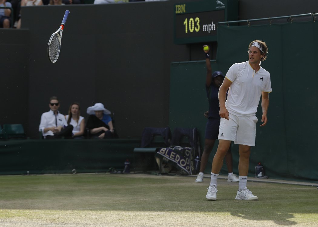 Naštvaný rakouský tenista Dominic Thiem během napínavého pětisetového duelu s Tomáše Berdychem v osmifinále Wimbledonu