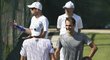 Vysmátí Roger Federer a Tomáš Berdych na tréninku před tenisovým Wimbledonem