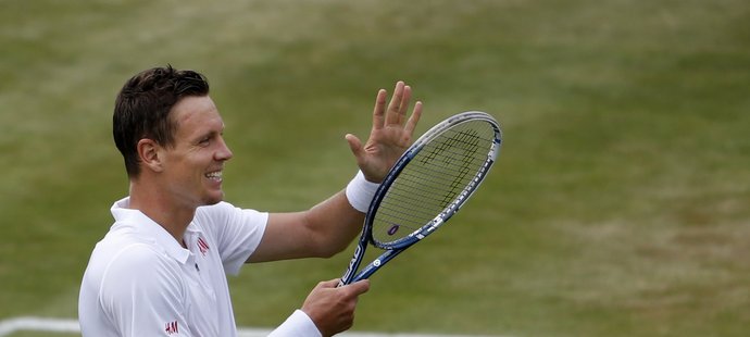 Český tenista Tomáš Berdych děkuje divákům po postupu do třetího kola Wimbledonu