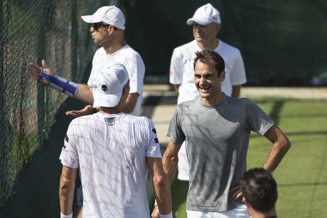 Vysmátí Roger Federer a Tomáš Berdych na tréninku před tenisovým Wimbledonem