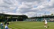 Utkání mezi Bernardem Tomicem a Jo-Wilfriedem Tsongou se odehrálo na jednom z menších hřišť ve Wimbledonu