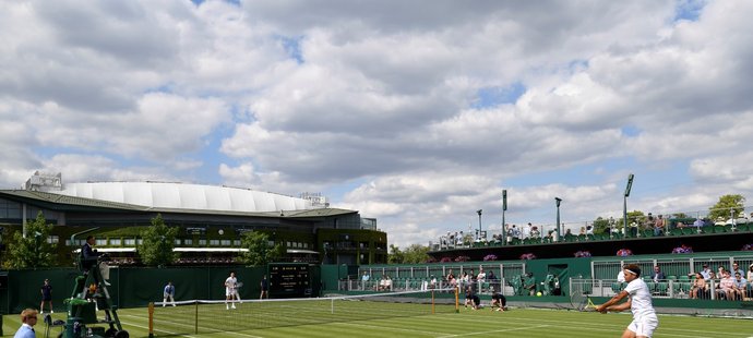 Utkání mezi Bernardem Tomicem a Jo-Wilfriedem Tsongou se odehrálo na jednom z menších hřišť ve Wimbledonu