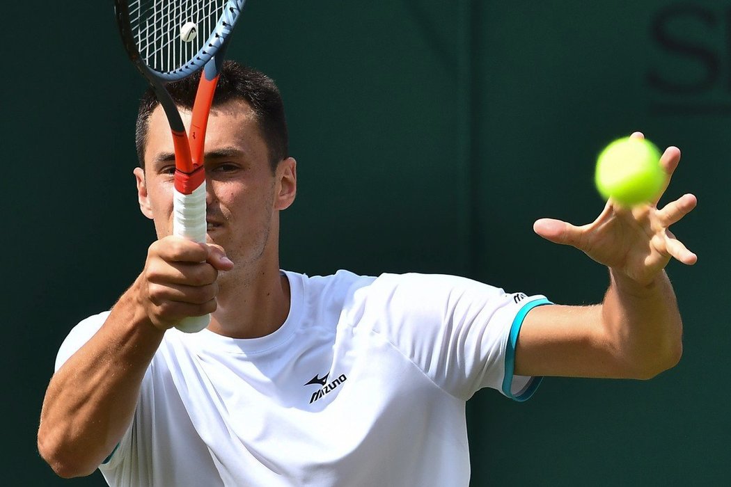 Bernard Tomic prohrál v prvním kole Wimbledonu proti Tsongovi za 58 minut, byl to nejkratší zápas na slavném grandslamu za posledních 15 let