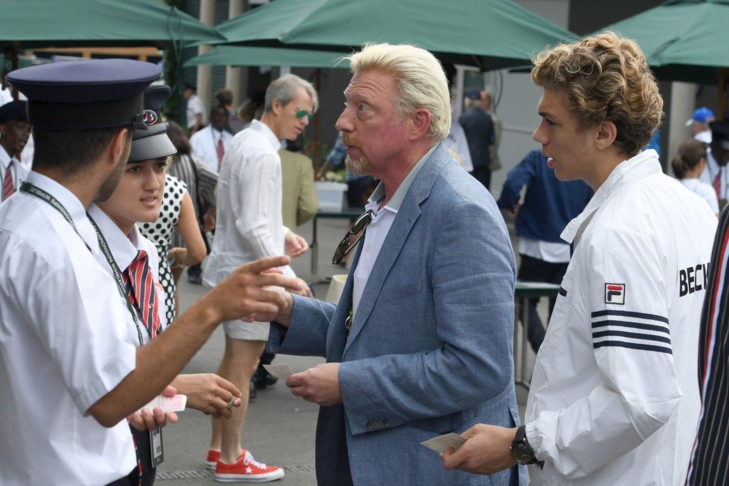 Boris Becker měl na Wimbledonu problémy dostat dovnitř členy své rodiny...