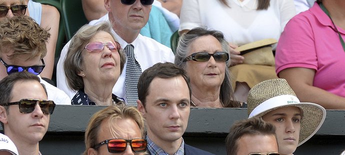 Jim Parsons, známý herec především díky postavě Sheldona Coopera ze seriálu Teorie velkého třesku, fandil v semifinále Wimbledonu kanadské tenistce Eugenii Bouchardové