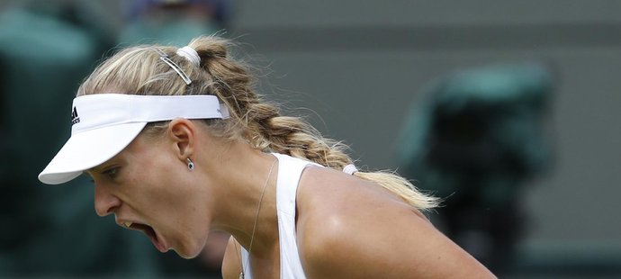 Eugenie Bouchardová během čtvrtfinále Wimbledonu proti Němce Kerberové