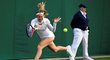 Česká tenistka Marie Bouzková v zápase prvního kola Wimbledonu, který úspěšně zvládla a ve třech setech postoupila