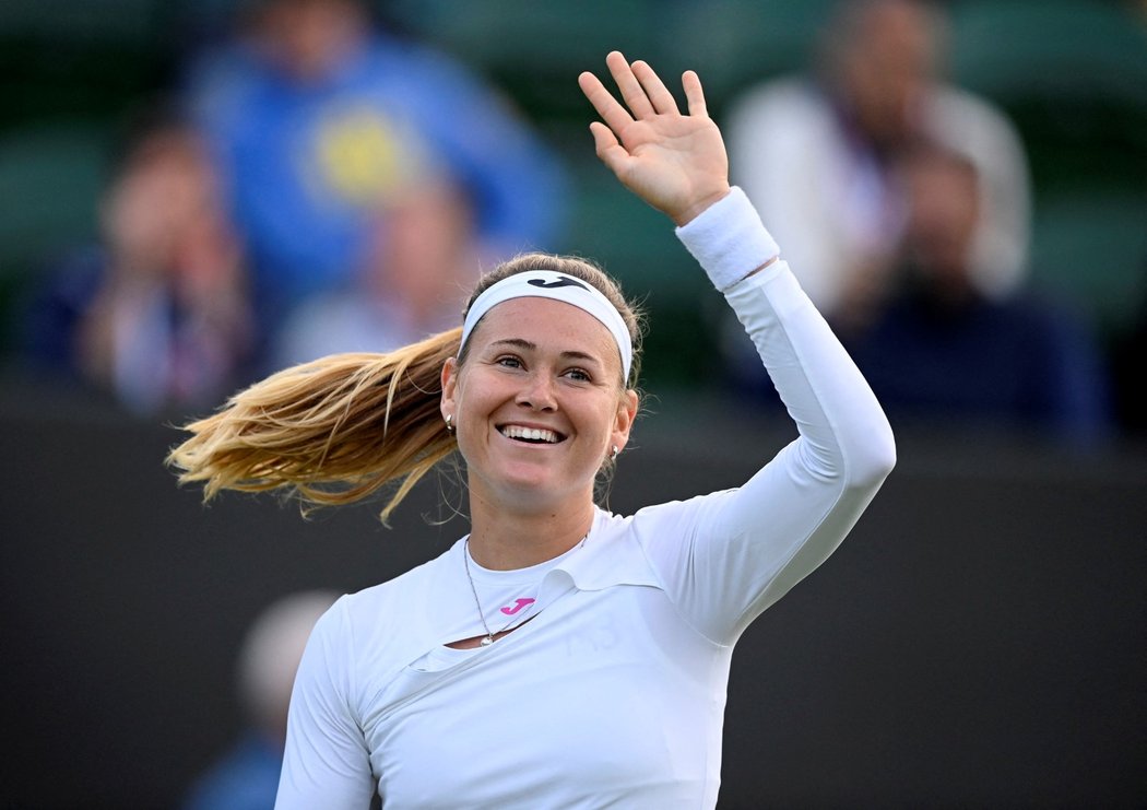 Česká tenistka Marie Bouzková v zápase prvního kola Wimbledonu, který úspěšně zvládla a ve třech setech postoupila