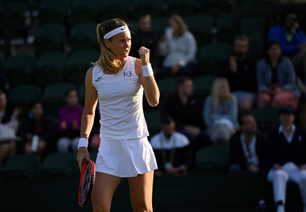 Česká tenistka Marie Bouzková v zápase prvního kola Wimbledonu, který úspěšně zvládla a ve třech setech postoupila