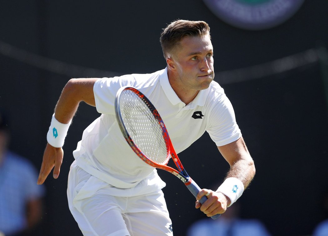 Britský tenista Liam Broady v akci během Wimbledonu