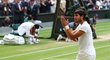 Španěl Carlos Alcaraz děkuje po výhře na Wimbledonu