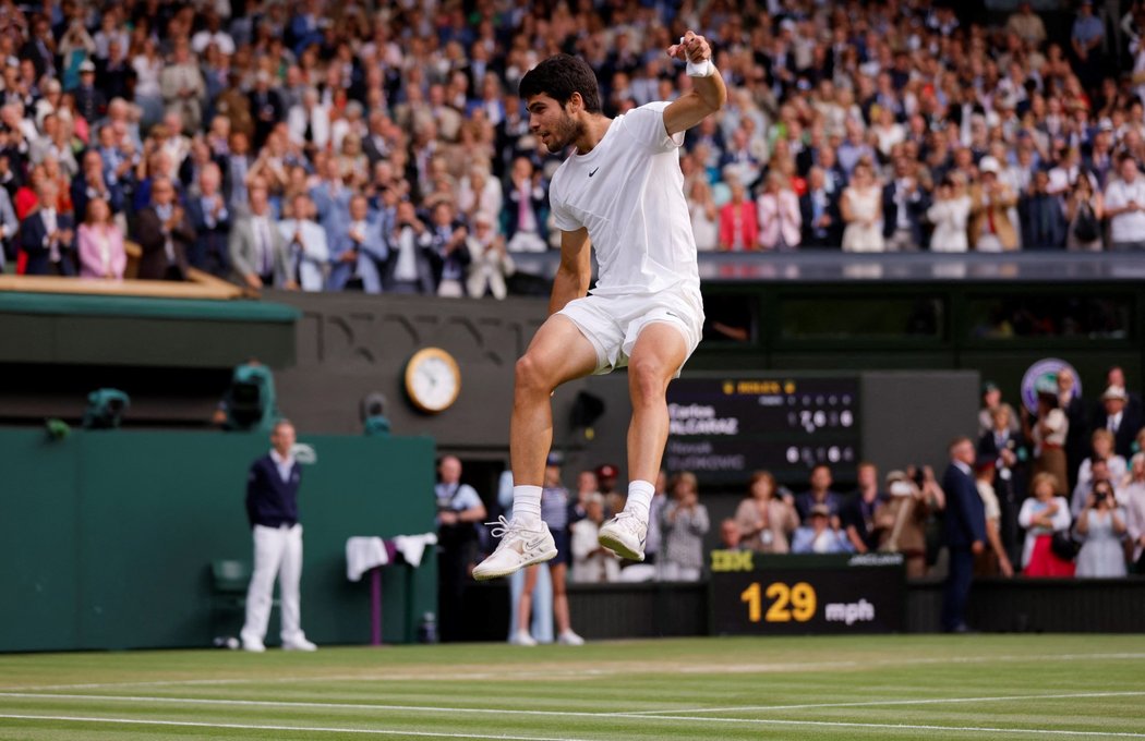 Ohromná radost Carlose Alcaraze poté, co ve finále Wimbledonu zdolal Novaka Djokoviče