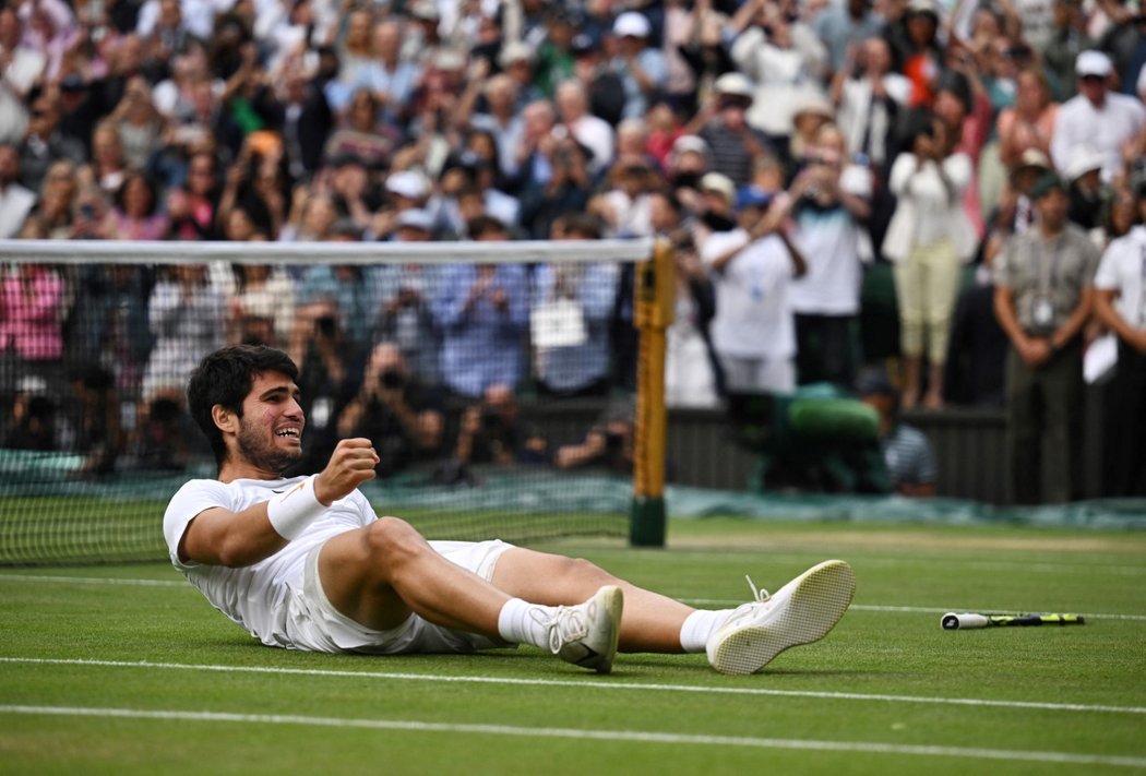 Euforie Carlose Alcaraze po premiérovém ovládnutí Wimbledonu
