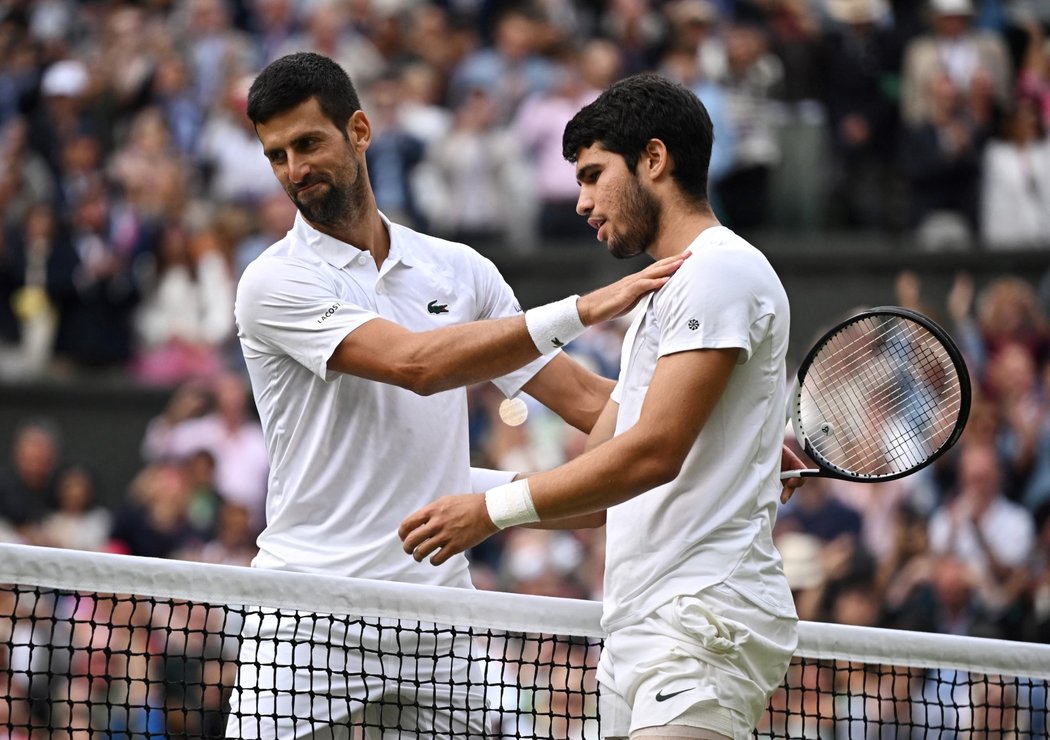 Slova uznání mezi Novakem Djokovičem a Carlosem Alcarazem, finálovými soky ve Wimbledonu