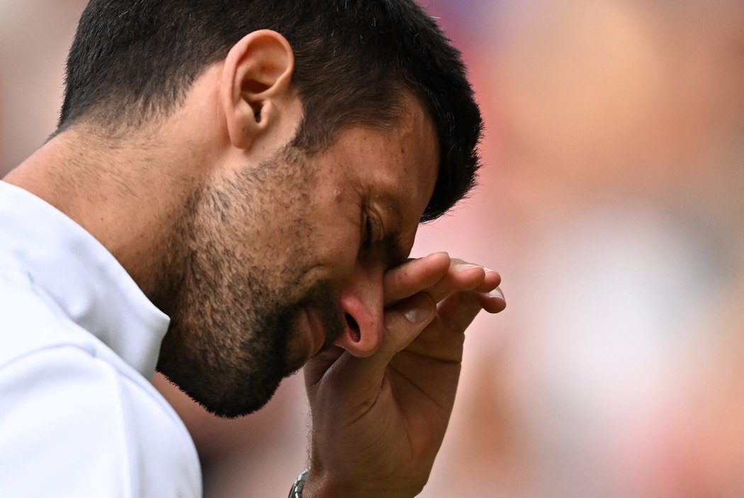 Smutný Novak Djokovič po porážce ve wimbledonském finále