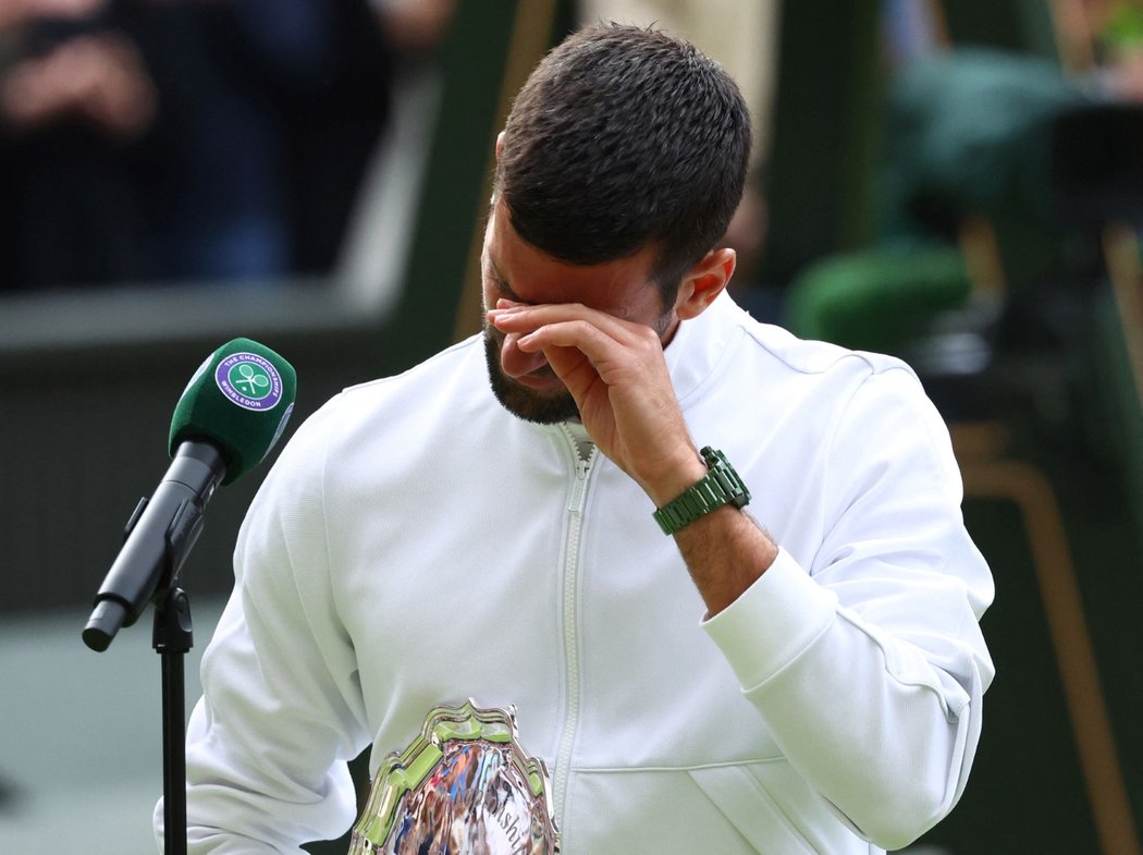 Slzy Novaka Djokoviče po neúspěšném finále Wimbledonu