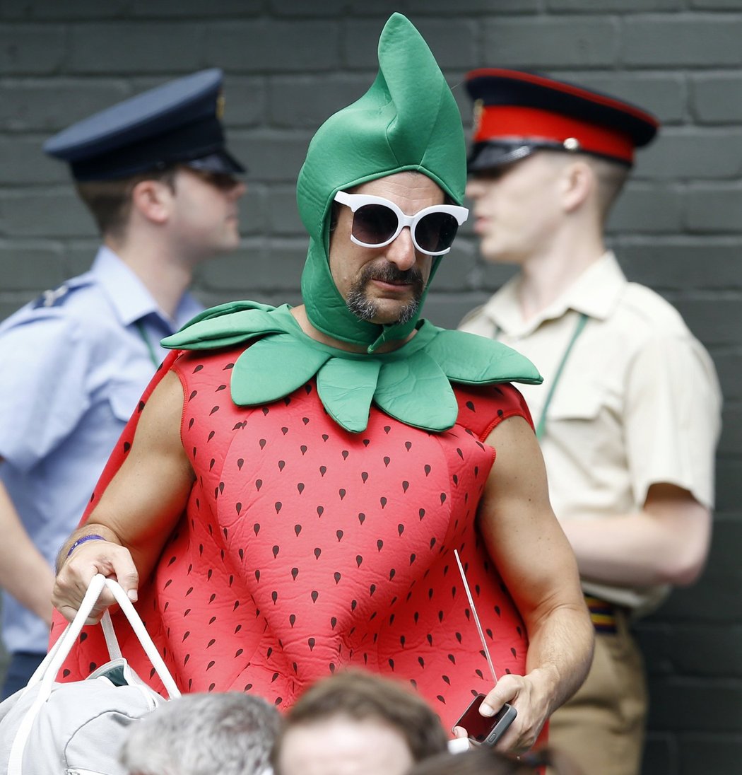 Tenisový fanoušek ve Wimbledonu a jeho extravagantní oblek, kdy se převlékl za jahodu.