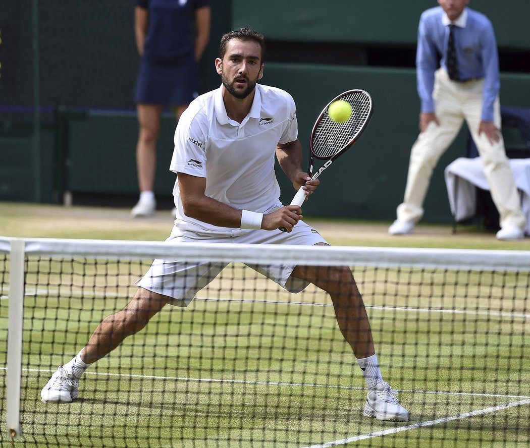 Marin Čilič v zápase s Rogerem Federerem