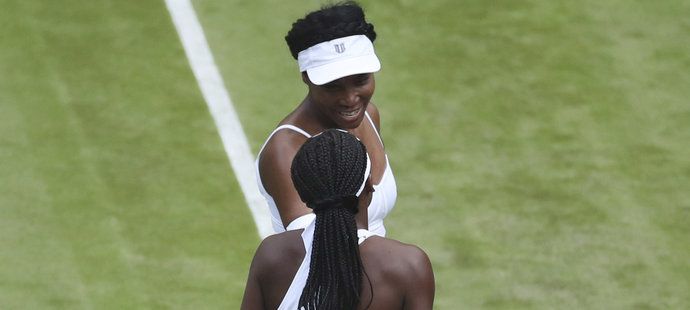 Emotivní setkání na síti. Venus Williamsová gratuluje o 24 let mladší vítězce