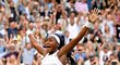 Patnáctiletá Američanka Cori Gauffová senzačně postoupila do osmifinále Wimbledonu.