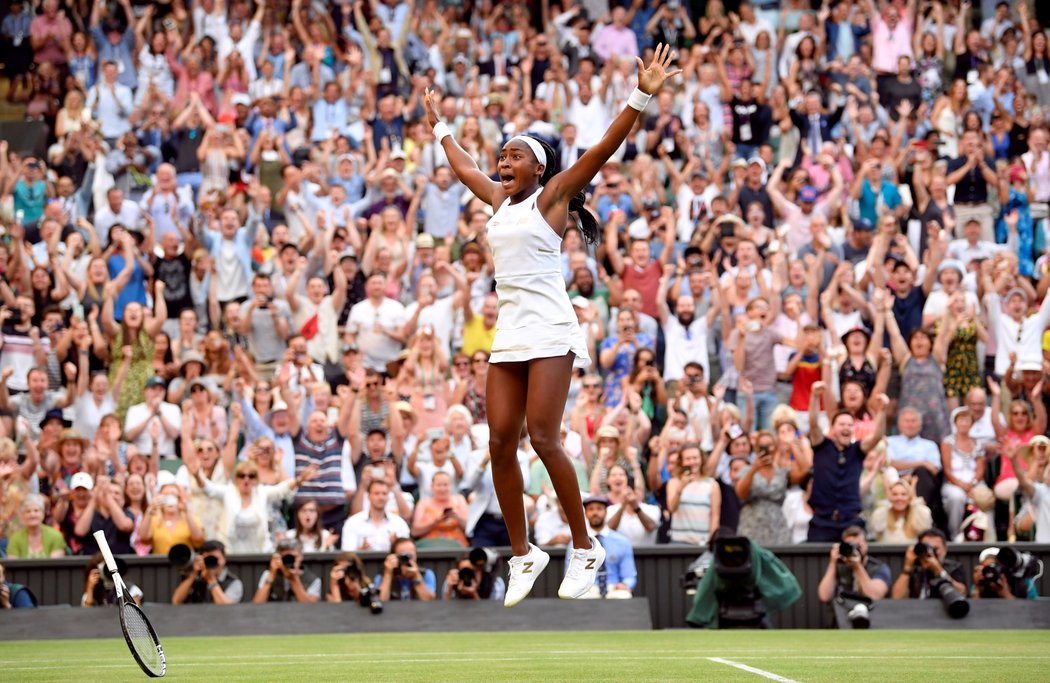 Patnáctiletá Američanka Cori Gauffová senzačně postoupila do osmifinále Wimbledonu.