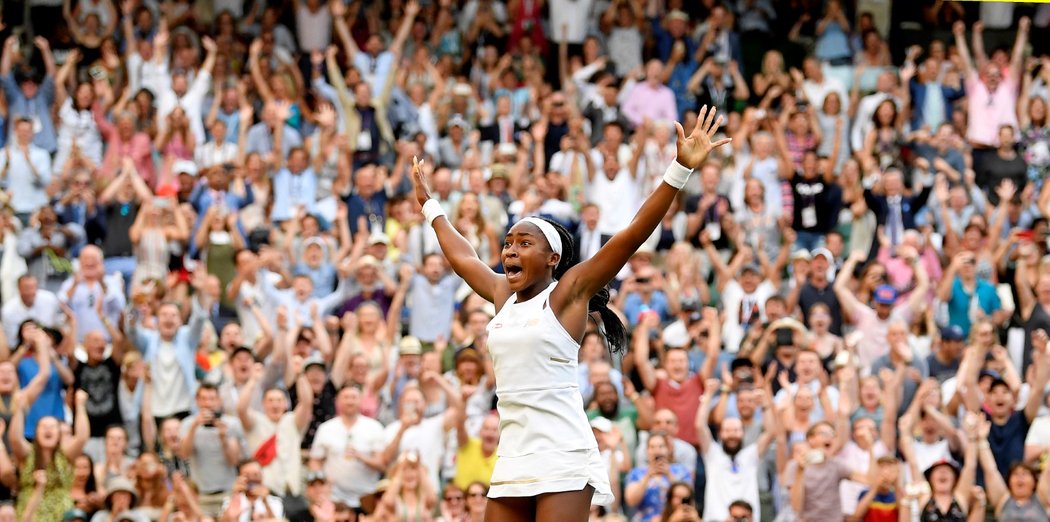 Patnáctiletá Američanka Cori Gauffová senzačně postoupila do osmifinále Wimbledonu.