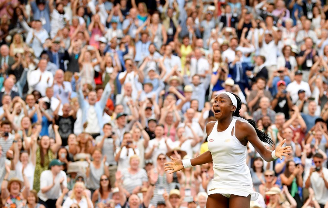 Patnáctiletá Američanka Cori Gauffová senzačně postoupila do osmifinále Wimbledonu.