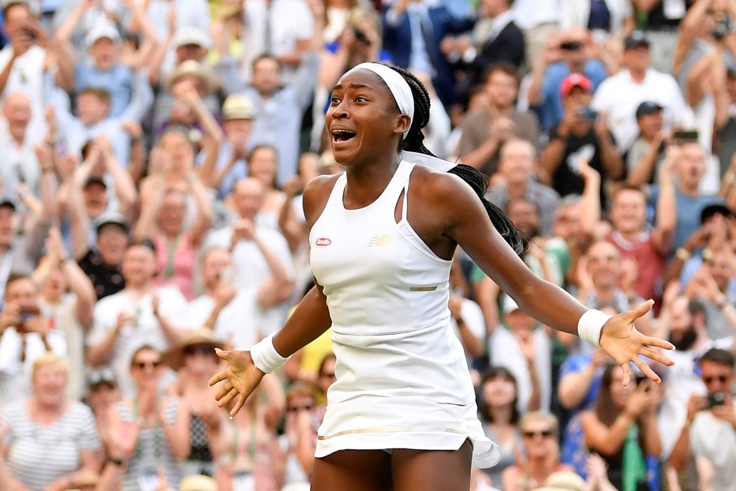 Patnáctiletá Američanka Cori Gauffová senzačně postoupila do osmifinále Wimbledonu.