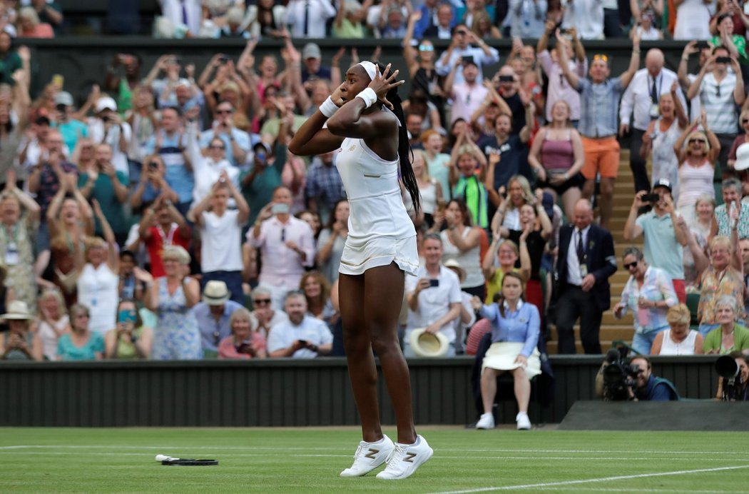 Patnáctiletá Američanka Cori Gauffová senzačně postoupila do osmifinále Wimbledonu.