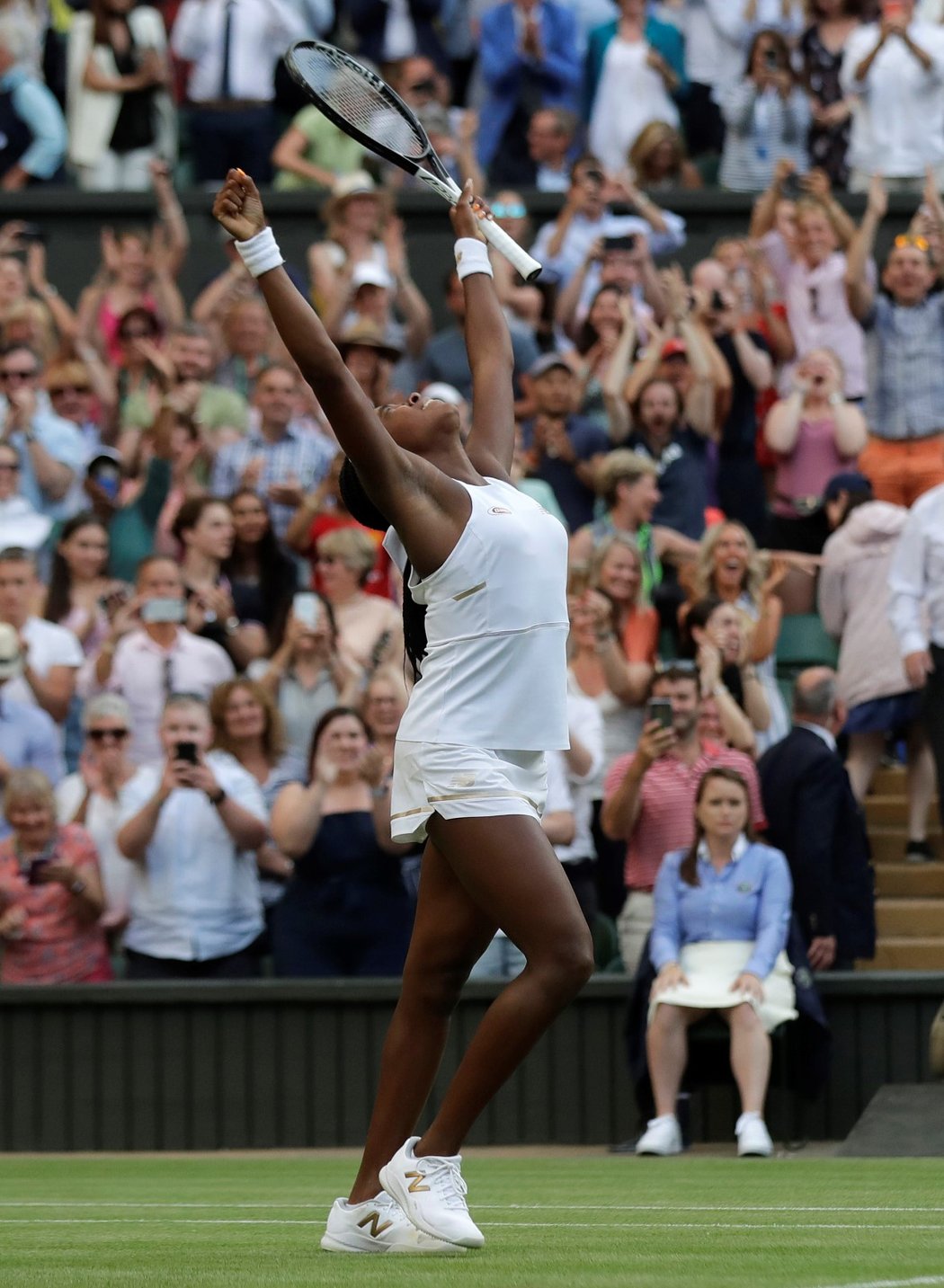 Patnáctiletá Američanka Cori Gauffová senzačně postoupila do osmifinále Wimbledonu.