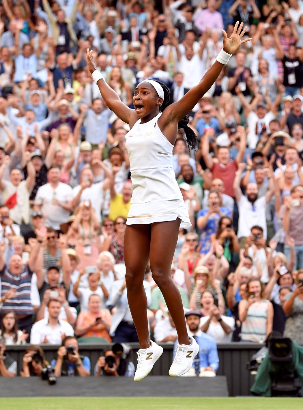 Patnáctiletá Američanka Cori Gauffová senzačně postoupila do osmifinále Wimbledonu.