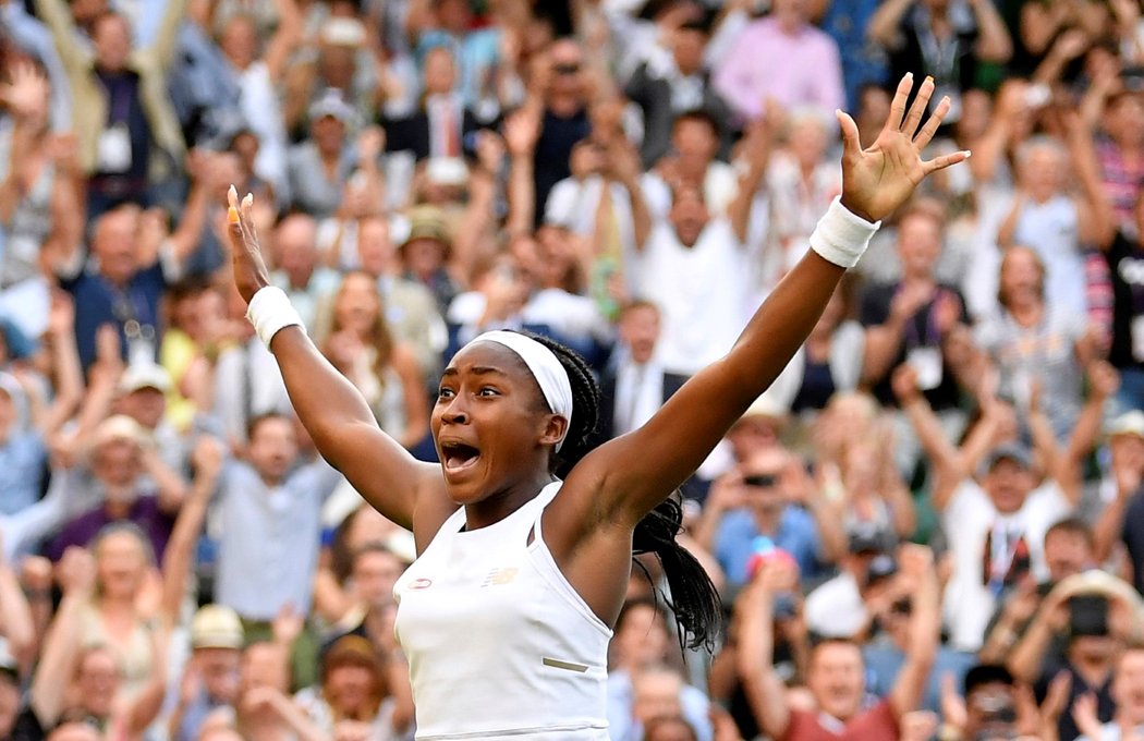 Patnáctiletá Američanka Cori Gauffová senzačně postoupila do osmifinále Wimbledonu.